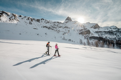 Randonneurs en raquettes à neige à Tignes